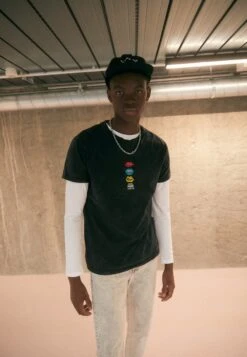 Kaotiko Washed Mouth Colors Unisex - Print T-Shirt - Black