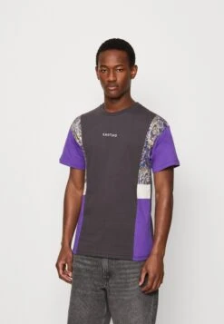 Kaotiko Memphis Unisex - Print T-Shirt - Ivory/Grey/Purple