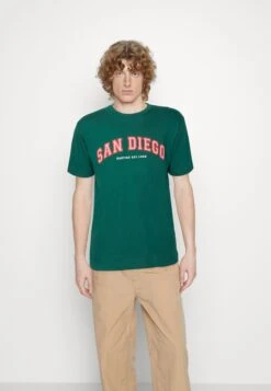 Kaotiko San Diego College Unisex - Print T-Shirt - Basil