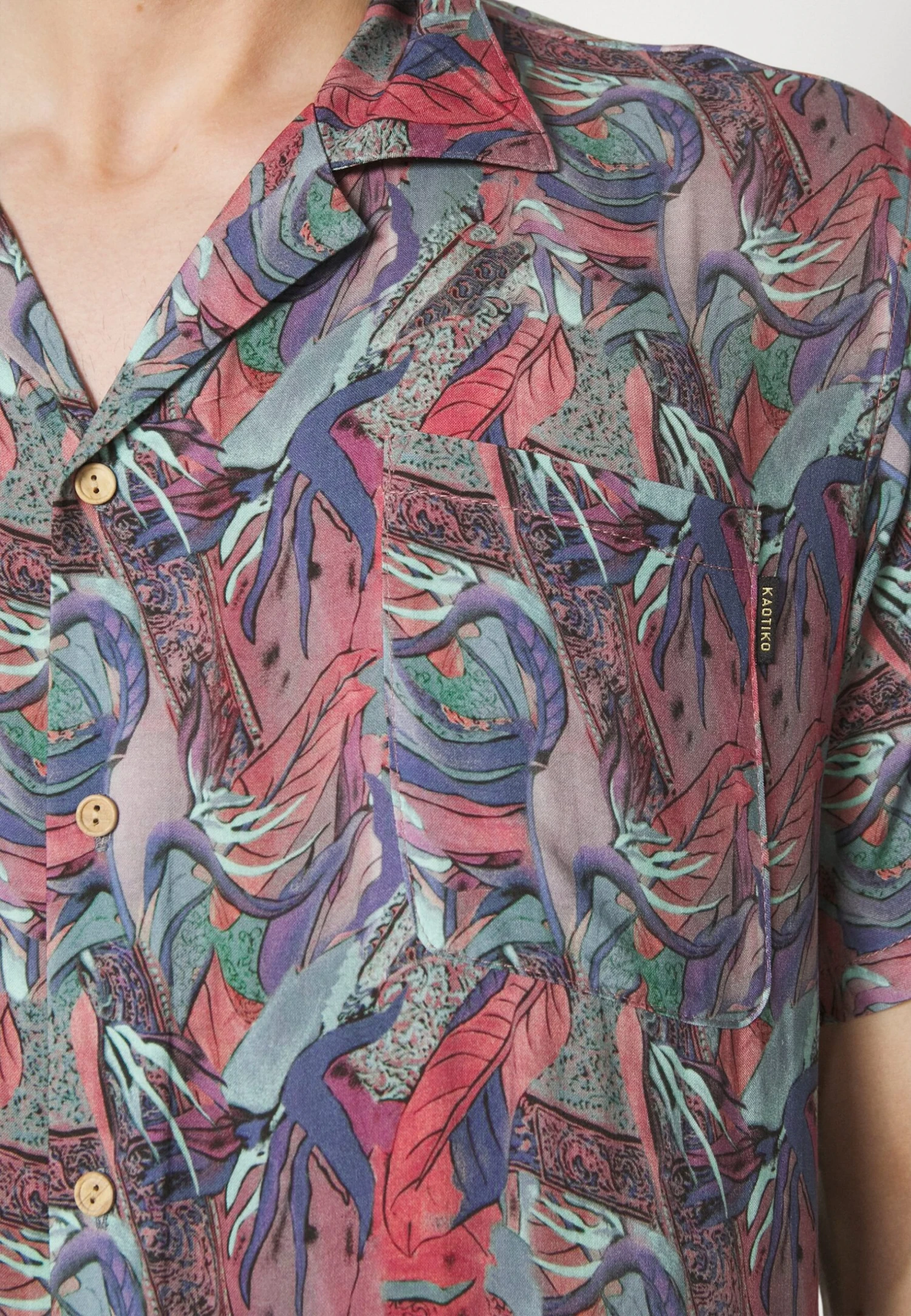 Kaotiko Bruselas Unisex - Button-Down Blouse - Rouge 5 Kaotiko Bruselas Unisex - Button-Down Blouse - Rouge - Image 5