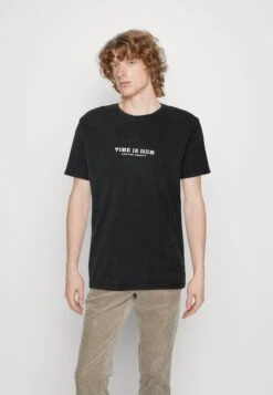 Kaotiko Washed Time Is Now Unisex - Print T-Shirt - Black